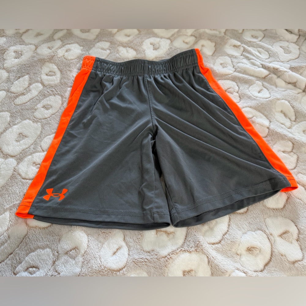 #38 Boys EUC UA Under Armour Grey Orange Shorts size 7